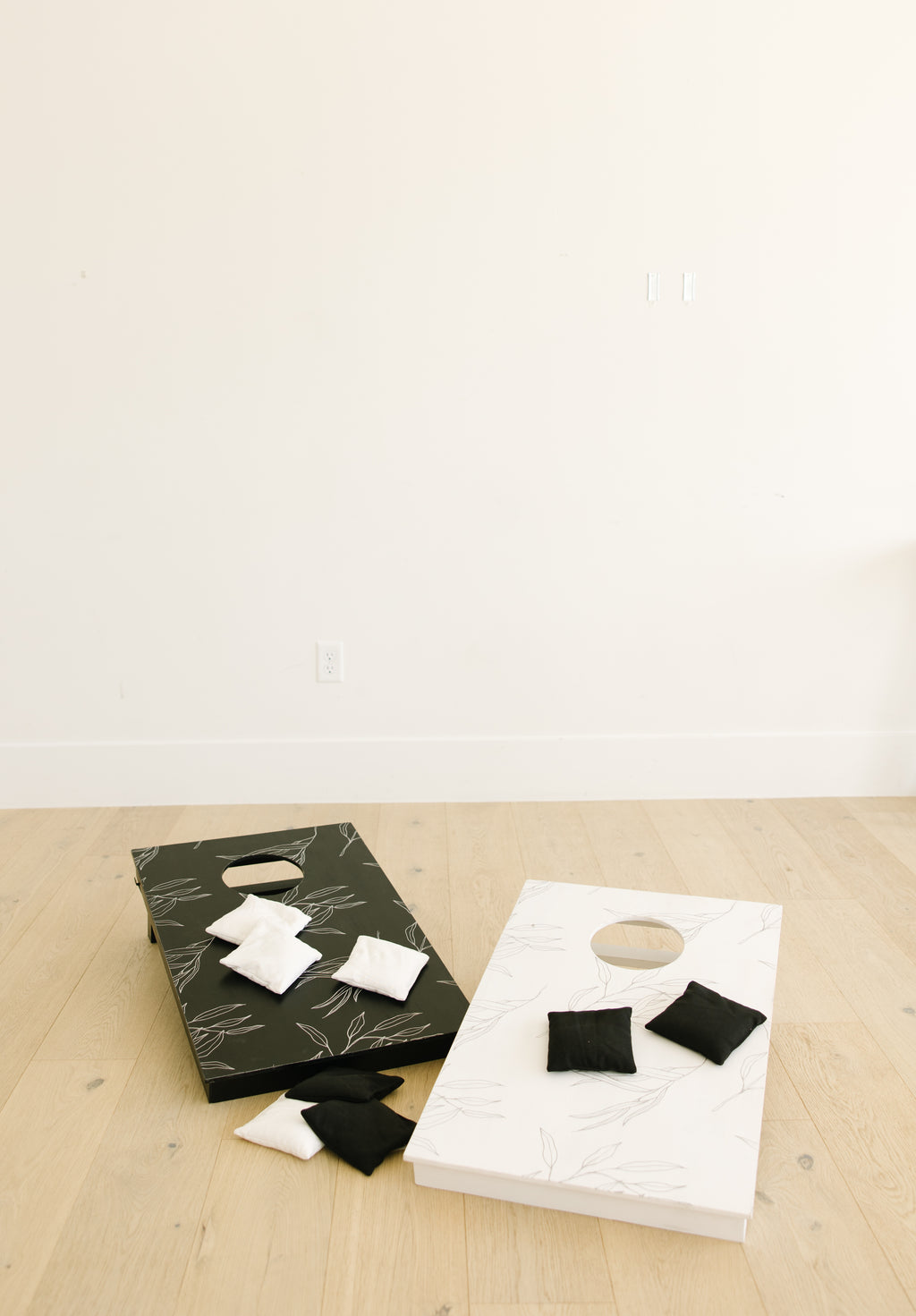 31" Wood Cornhole Game Board Set - Black and White